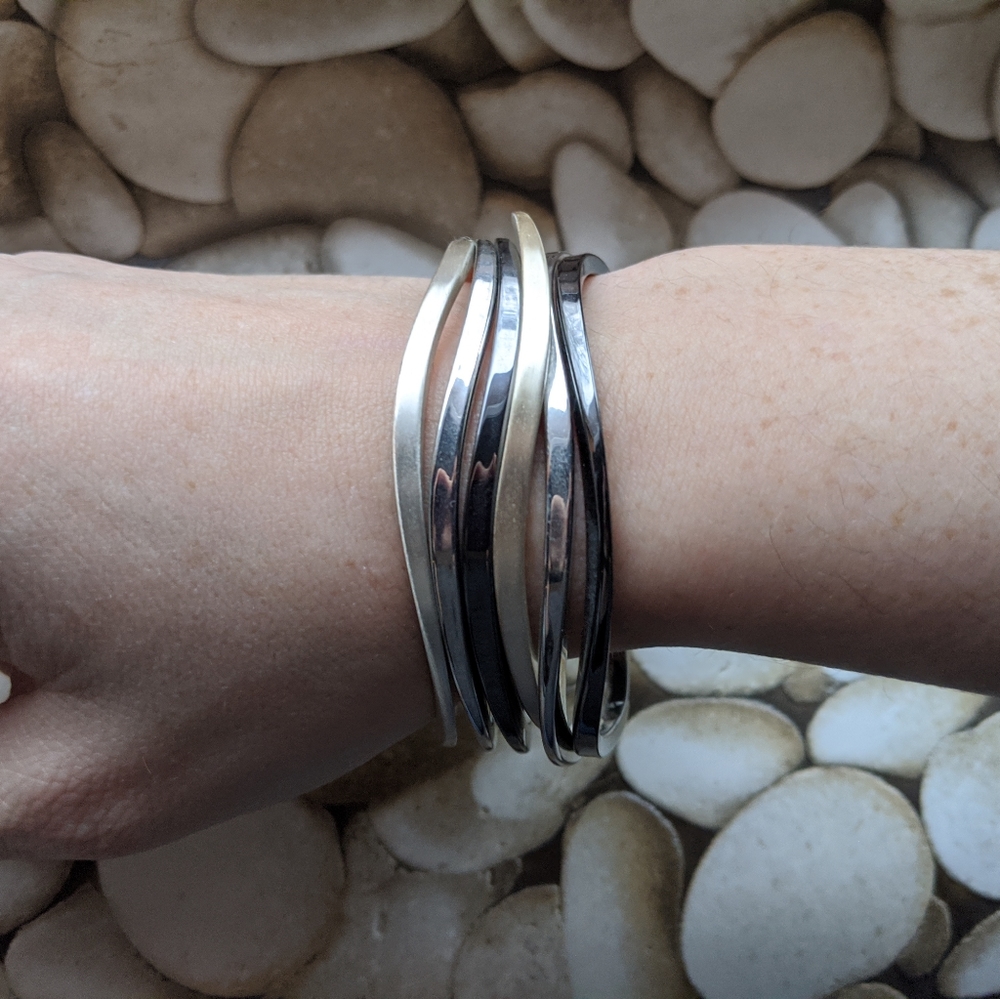 Bangle bracelet set. (6)